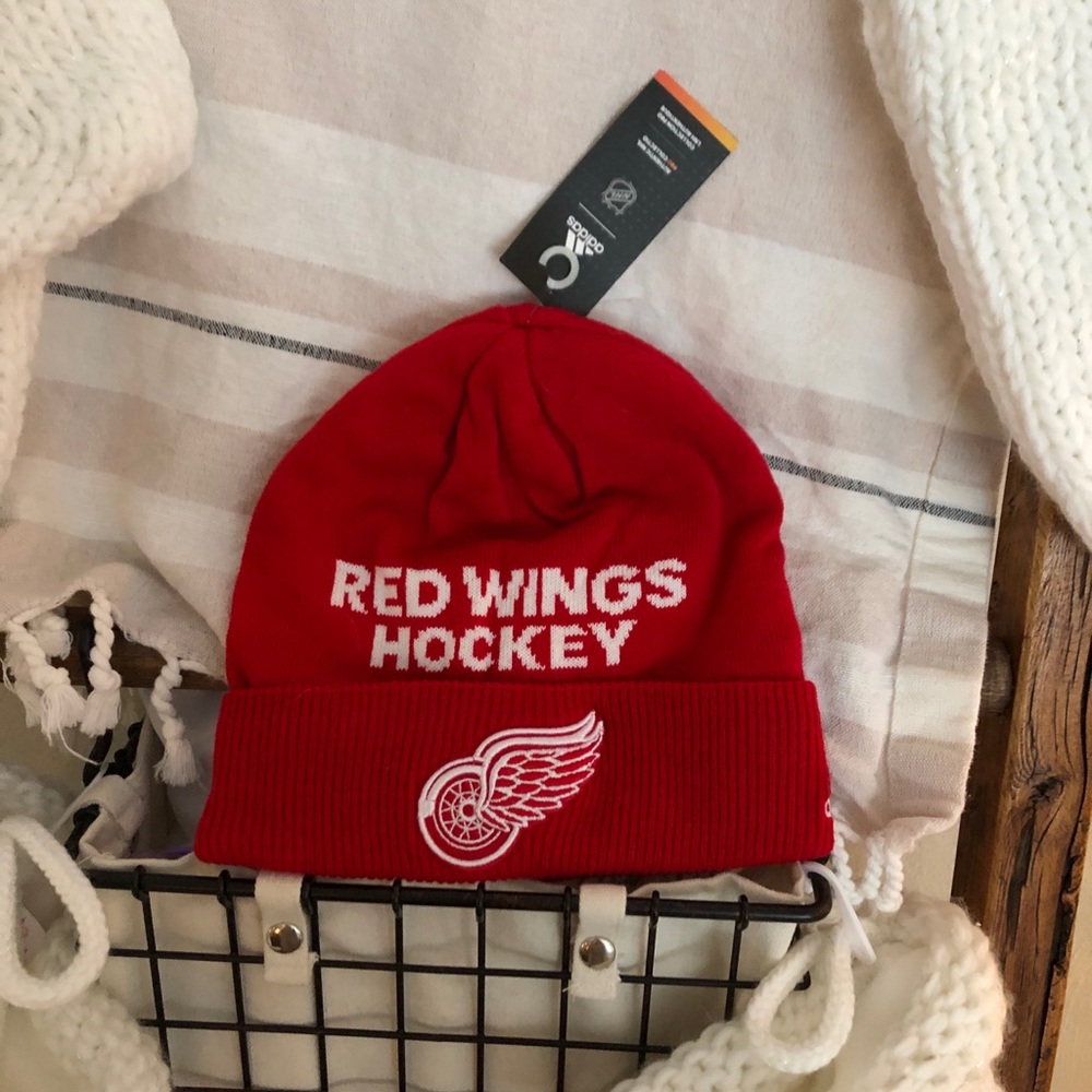 Embroidered red wings pro collection hat